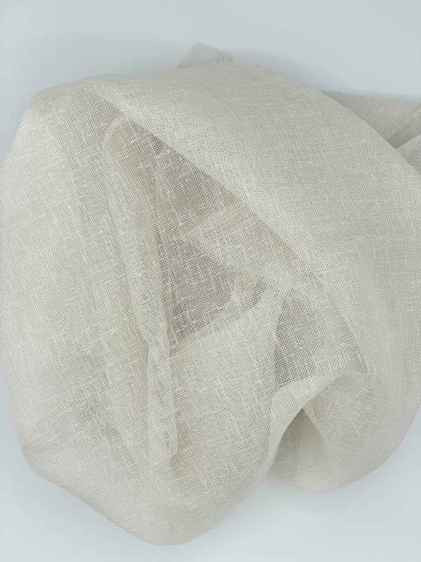 Sérsaumuð þunn hörgardína